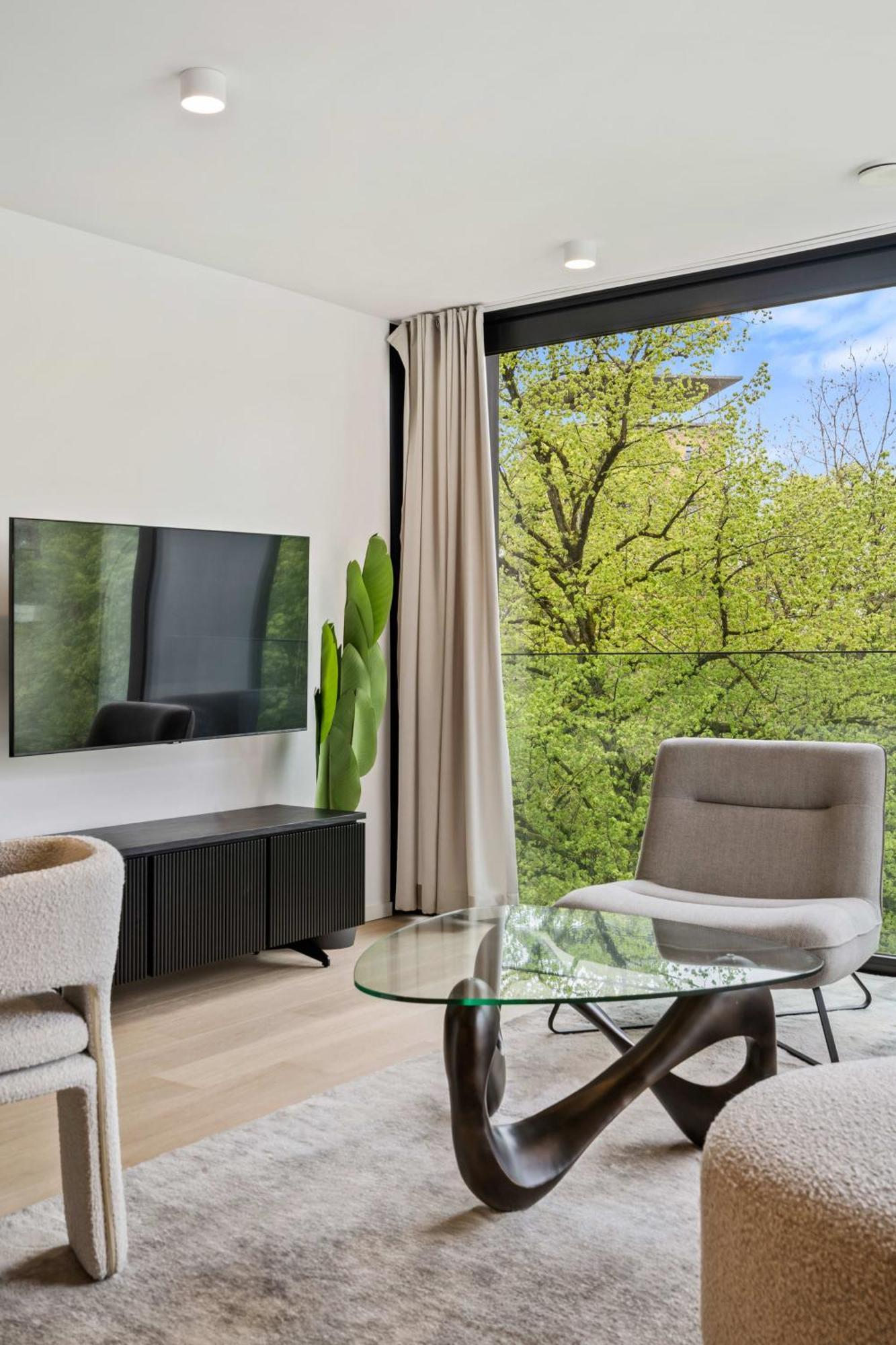 Luxury Downtown With Modern Amenities Apartment *